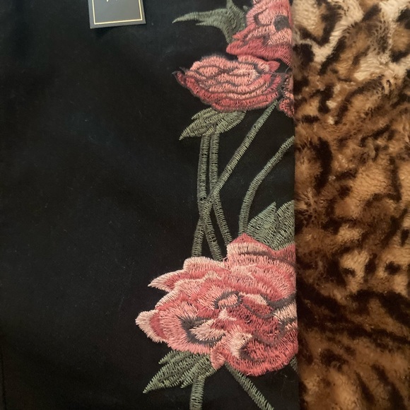 Black rose embroidered jeans - Picture 2 of 7